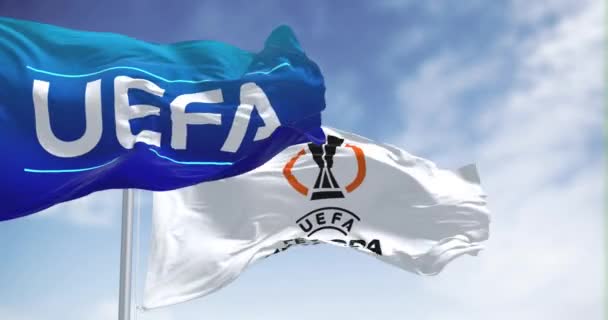 ブダペストHun 2022年7月 UefaヨーロッパリーグとUefaヨーロッパリーグの旗が風になびく エウロパ リーグ Europa League ヨーロッパのサッカークラブの大会 シームレスな3Dレンダリングアニメーション スローモーションループ — ストック動画