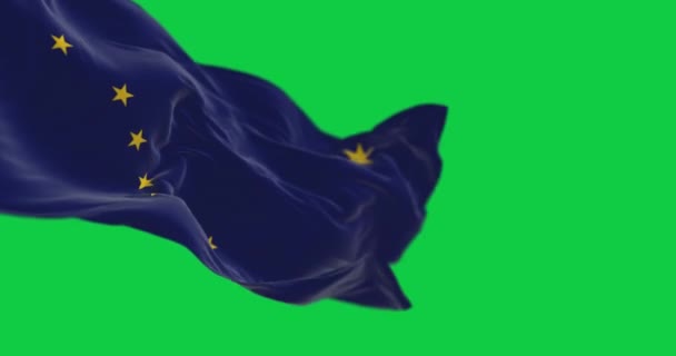 アラスカ州の旗が緑の背景に孤立して手を振っている 濃い青の背景に紙とポラリスがあります シームレスな3Dレンダリングアニメーションループ 緑色のスクリーンマット アルファチャンネル クロマキー スローモーション — ストック動画