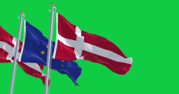 デンマークと欧州連合の旗が緑の背景に孤立して手を振っている シームレスな3Dレンダリングアニメーション 緑色のスクリーンマット アルファチャンネル クロマキー スローモーションループ — ストック動画