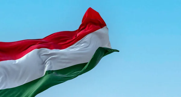 Maďarská Národní Vlajka Vlaje Větru Jasného Dne Vodorovný Pruhovaný Prapor — Stock fotografie