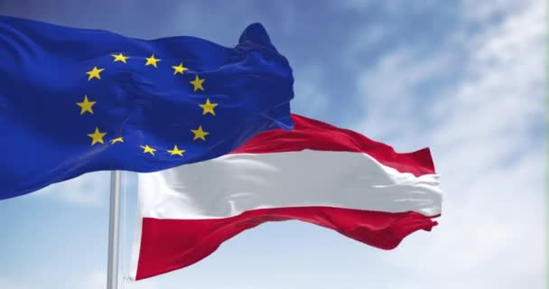 在一个晴朗的日子里 奥地利和欧洲联盟的旗帜在一起飘扬 民主和政治 欧洲国家 无缝3D渲染动画 慢动作回圈飘扬的面料 后续行动 — 图库视频影像