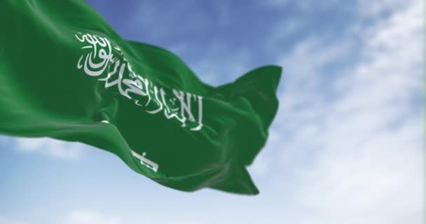 Národní Vlajka Saúdské Arábie Mává Jasného Dne Zelené Pole Shahadou — Stock video