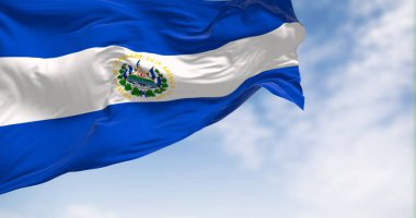 El Salvador ulusal bayrağı açık bir günde rüzgarda sallanıyor. Ortasında milli arma bulunan üç yatay mavi ve beyaz şerit. 3D illüstrasyon canlandırıcı. Çırpınan kumaş