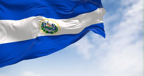 晴れた日にはエルサルバドルの国旗が風になびいていた 中央の紋章を持つ青と白の3つの水平バンド 3Dイラストレンダリング フラッタ生地 — ストック写真