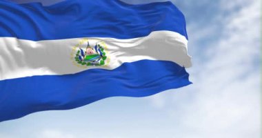 El Salvador ulusal bayrağı açık havada sallanıyor. Ortasında arma olan üç yatay mavi ve beyaz şerit. Kusursuz 3 boyutlu animasyon. Yavaş çekim döngüsü. Kanat çırpan kumaş. Yakın plan.