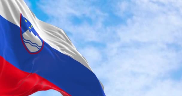 Прапор Словенії Розмахує Ясний День Три Рівні Горизонтальні Смуги Білі — стокове відео