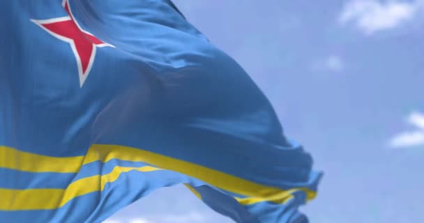 Bandeira Aruba Acenando Vento Dia Claro Campo Azul Claro Riscas — Vídeo de Stock