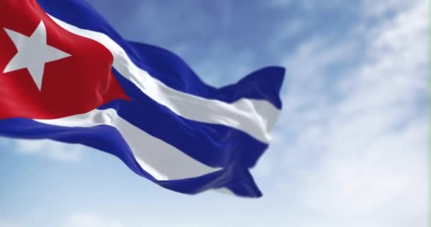 Kubas Nationalflagge Weht Einem Klaren Tag Fünf Blau Weiße Streifen — Stockvideo
