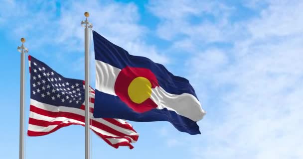 Прапори Штату Колорадо Розмахують Національним Прапором Сполучених Штатів Америки Ясний — стокове відео