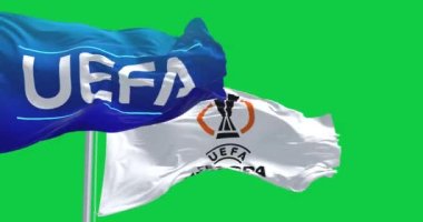 Budapeşte HUN, Mayıs 2023: UEFA ve UEFA Avrupa Ligi bayrakları yeşil arka planda izole halde sallanıyor. Kusursuz 3D canlandırma animasyonu. Yeşil ekran mat. Alfa kanalı. Krom anahtar. Yavaş çekim döngüsü