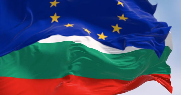 晴れた日にはブルガリアと欧州連合の旗が風になびいていた ブルガリアは2007年1月にEuの一員となった 3Dイラストレンダリング なびく織物 — ストック写真