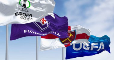 Prag, CZ, Mayıs 2023: Avrupa Konferans Ligi bayrakları, Fiorentina, West Ham ve UEFA dalgaları. Fiorentina, West Ham 'a karşı 2023 ECL finalinde. Resimli 3d illüstrasyon oluşturucu