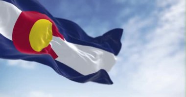 Colorado eyaleti bayrağı açık havada dalgalanıyor. Mavi, beyaz ve mavi çizgili. Üstünde altın diski olan kırmızı C. Kusursuz 3 boyutlu animasyon. Yavaş çekim döngüsü. Seçici odaklanma. Kanat çırpan kumaş. Yakın plan.