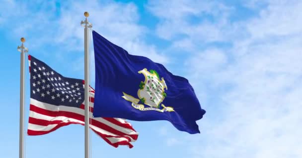 Σημαία Του Κονέκτικατ Κυματίζει Την Εθνική Σημαία Των Ηνωμένων Πολιτειών — Αρχείο Βίντεο