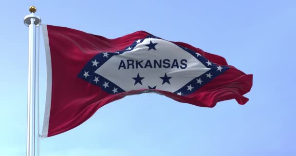 Flaga Stanu Arkansas Macha Wietrze Pogodny Dzień Czerwone Pole Niebieskim — Wideo stockowe