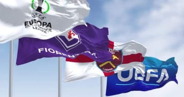プラハ 2023年5月 ヨーロッパ カンファレンス リーグ フィオレンティーナ ウェストハム Uefaの旗が手を振っている Ecl決勝 シームレスな3Dレンダリングアニメーション — ストック動画