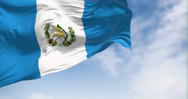 Bandeira Nacional Guatemala Acenando Vento Tribandas Verticais Céu Azul Branco — Fotografia de Stock