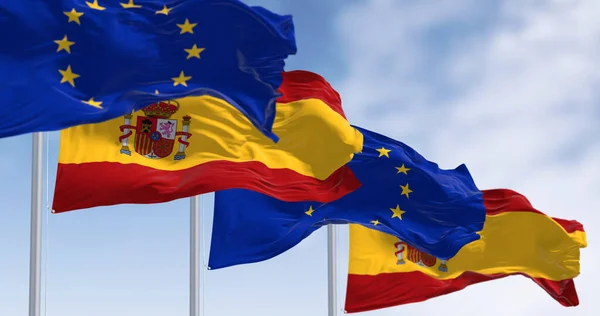 在阳光灿烂的日子里 西班牙和欧盟的国旗在风中飘扬 民主和政治 欧盟成员国 3D插图渲染 裂开的纺织品 — 图库照片
