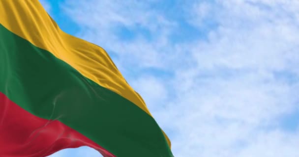 Bandera Lituania Ondeando Viento Día Despejado Tricolor Horizontal Rayas Amarillas — Vídeos de Stock