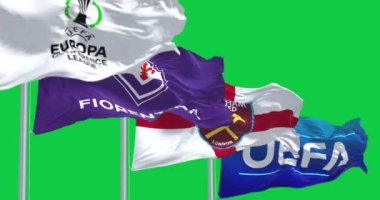 Prag, CZ, Mayıs 2023: Avrupa Konferans Ligi, Fiorentina, West Ham ve UEFA bayrakları dalgalanıyor. Kusursuz 3D canlandırma animasyonu. Yeşil ekran mat. Alfa kanalı. Krom anahtar. Ağır çekim. Seçici odak