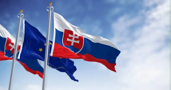Σημαίες Της Σλοβακίας Και Της Ευρωπαϊκής Ένωσης Κυματίζουν Μαζί Μια — Φωτογραφία Αρχείου