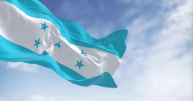 Honduras bayrağı açık bir gökyüzünde dalgalanıyor. Ulusal gurur, kimlik ve bağımsızlığın sembolü. Kusursuz 3 boyutlu animasyon. Yavaş çekim döngüsü. Seçici odaklanma. Kanat çırpan kumaş. Yakın plan.