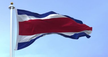 Kosta Rika ulusal sivil bayrağı açık bir günde sallanıyor. Mavi, beyaz, kırmızı, beyaz, mavi, yatay çizgiler. Kusursuz 3 boyutlu animasyon. Yavaş çekim döngüsü. Seçici odaklanma. Kanat çırpan kumaş. Yakın plan.