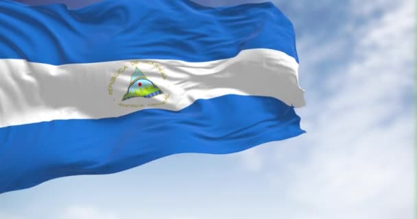 Bandera Nacional Nicaragua Ondeando Día Despejado Azul Blanco Azul Con — Vídeos de Stock