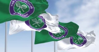 Londra, İngiltere, Mayıs 2023: The Championships Wimbledon logosunun dalgalandığı bayraklar. Wimbledon Şampiyonası büyük bir tenis turnuvası. Kusursuz 3 boyutlu animasyon. Yavaş çekim döngüsü. Seçici odaklanma. Kanat çırpan kumaş. Yakın plan.