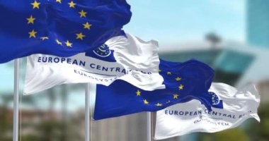 Frankfurt, DE, Mart 2023: Avrupa Merkez Bankası ve Avrupa Birliği bayrakları ECB 'nin koltuğuna el sallıyor. Kusursuz 3 boyutlu animasyon. Yavaş çekim döngüsü. Seçici odaklanma. Kanat çırpan kumaş. Yakın plan.