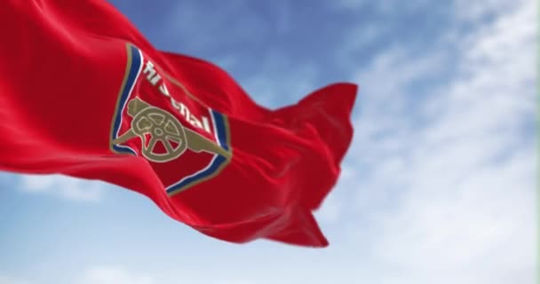 2023年5月 阿森纳足球俱乐部的旗帜在晴朗的日子飘扬 英国职业足球俱乐部 无缝3D渲染动画 慢动作回圈有选择的重点 飘扬的面料 后续行动 — 图库视频影像