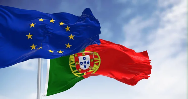 Флаги Португалии Размахивающие Флагом Европейского Союза Ясный День Демократия Политика — стоковое фото
