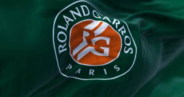 Paris, FR, Nisan. Roland Garros 'un logosunun rüzgarda dalgalandığı yeşil bayrak. Fransa Açık, her yıl Mayıs ayı sonunda yapılması planlanan büyük bir tenis turnuvası. Resimli 3d illüstrasyon oluşturucu