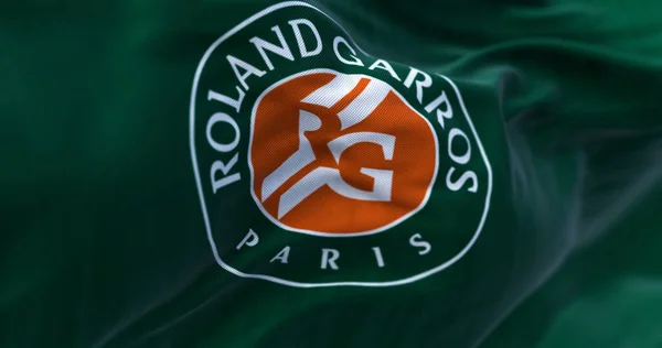 Paris Avril 2023 Drapeau Vert Avec Logo Roland Garros Agitant — Photo