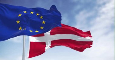 Danimarka 'nın ulusal bayrağı ve Avrupa Birliği bayrağı açık bir günde rüzgarda dalgalanıyor. Kusursuz 3 boyutlu animasyon. Yavaş çekim döngüsü. Seçici odaklanma. Kanat çırpan kumaş. Yakın plan.