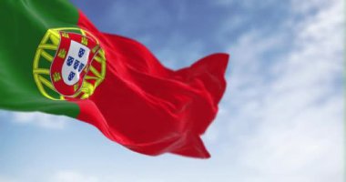 Portekiz ulusal bayrağı açık bir günde dalgalanıyor. Portekiz Cumhuriyeti, Avrupa Birliği 'nin bir üyesidir. Kusursuz 3 boyutlu animasyon. Yavaş çekim döngüsü. Seçici odaklanma. Kanat çırpan kumaş. Yakın plan.