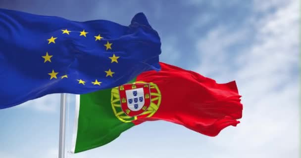 ポルトガルの旗は晴れた日に欧州連合の旗を振っている 民主主義と政治 シームレスな3Dレンダリングアニメーション スローモーションループ フラッタリング生地 — ストック動画