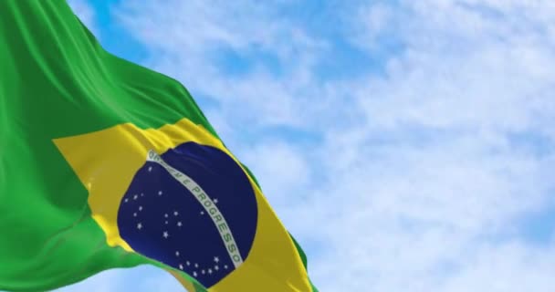 Żywa Brazylijska Flaga Narodowa Machająca Pogodnym Tle Nieba Patriotyczny Symbol — Wideo stockowe