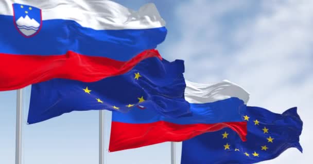 Die Flaggen Sloweniens Und Der Europäischen Union Wehen Einem Klaren — Stockvideo