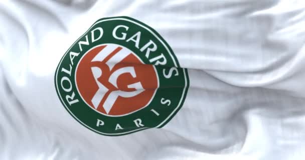 Παρίσι Απρίλιος 2023 Λευκή Σημαία Λογότυπο Roland Garros Κυματίζει Στον — Αρχείο Βίντεο