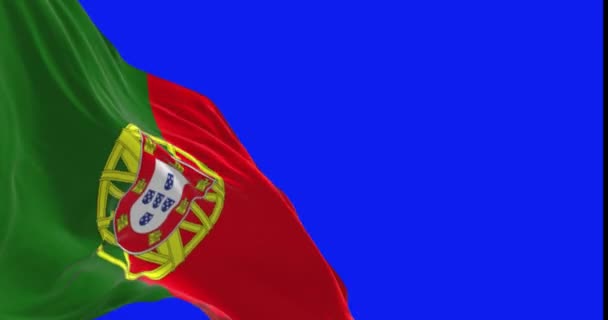 青い背景に孤立したポルトガル国旗ポルトガル共和国は欧州連合の加盟国である シームレスな3Dレンダリングアニメーション ブルースクリーンマット アルファチャンネル クロマキー スローモーションループ 選択的焦点 — ストック動画