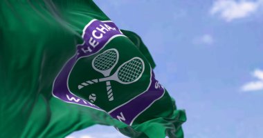 Londra, İngiltere, Mayıs 2023: Wimbledon Şampiyonası logosu rüzgarda sallanan bayrak. Wimbledon Şampiyonası büyük bir tenis turnuvası. Resimli 3d illüstrasyon oluşturucu.