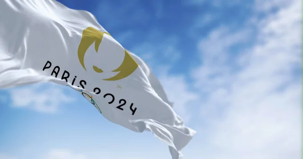 Pariisi Ranska Toukokuu 2023 Pariisin 2024 Olympialaisten Lippu Heiluttaa Tuulessa — kuvapankkivalokuva