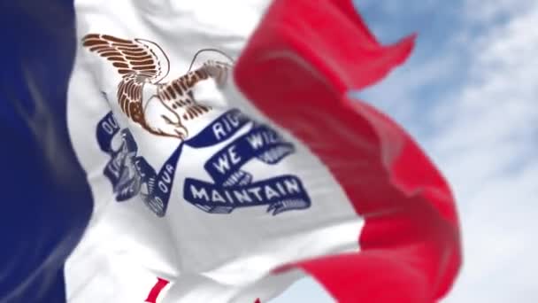 爱荷华州的国旗飘扬 三道蓝色 白色和红色的垂直条纹 中间有一只秃鹰 无缝3D渲染动画 慢动作回圈有选择的重点 飘扬的面料 后续行动 — 图库视频影像