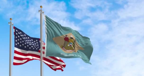 Delaware Flaggan Viftar Med Amerikas Förenta Staters Flagga Klar Dag — Stockvideo