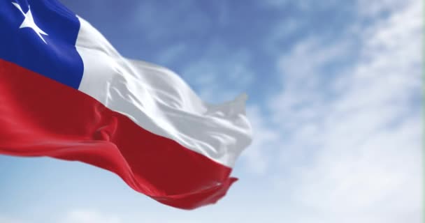 Εθνική Σημαία Της Χιλής Κυματίζει Μια Καθαρή Μέρα Κόκκινο Και — Αρχείο Βίντεο