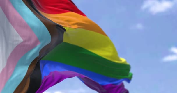 Progress Pride Zászló Lengetése Egy Tiszta Napon Fekete Barna Világoskék — Stock videók