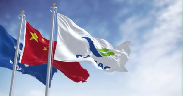 2023年5月 科马克和中国的旗帜挥动 中国国有航空航天制造商 无缝3D渲染动画 慢动作回圈有选择的重点 飘扬的面料 后续行动 — 图库视频影像