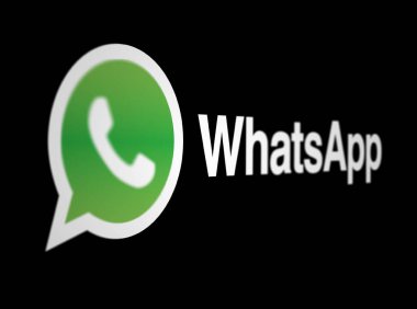 Menlo Park, ABD, Mayıs 2023: Siyah arka planda WhatsApp logosu. Bedava eşyalar, platformlar arası mesajlaşma ve sesli IP hizmeti. İllüstrasyon başyazısı. Seçici odak