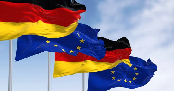 Açık Bir Günde Almanya Avrupa Birliği Nin Bayrakları Rüzgarda Sallanıyor — Stok fotoğraf